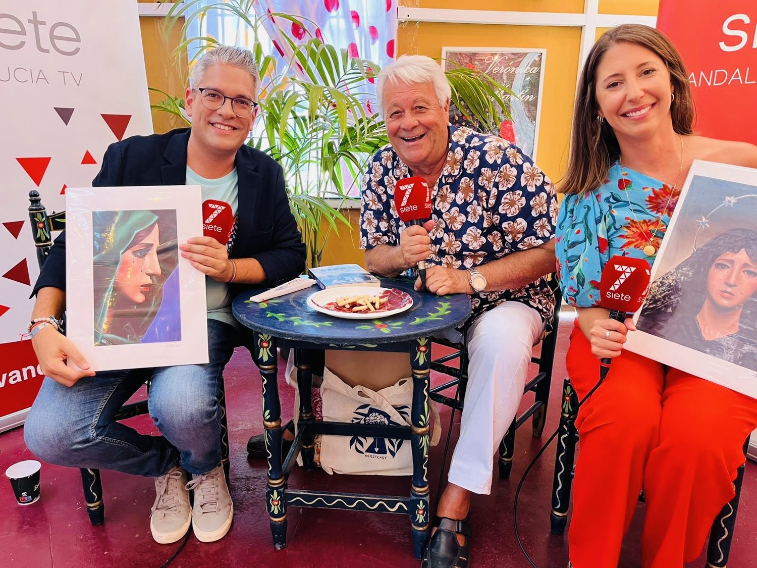 María Téllez presentando su obra devocional en un plató de televisión regional