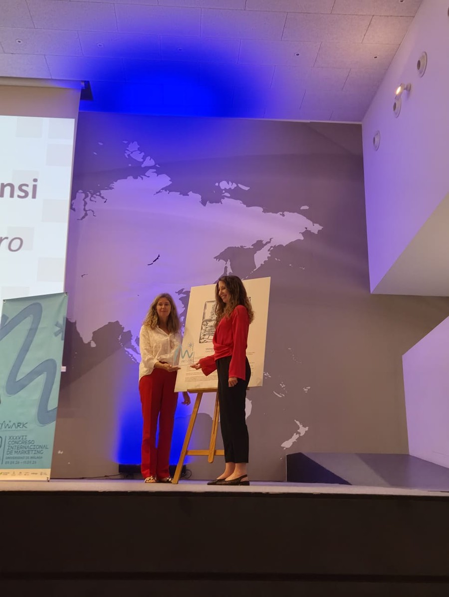 Entrega de la distinción a María Téllez en el escenario del congreso AEMARK 2026