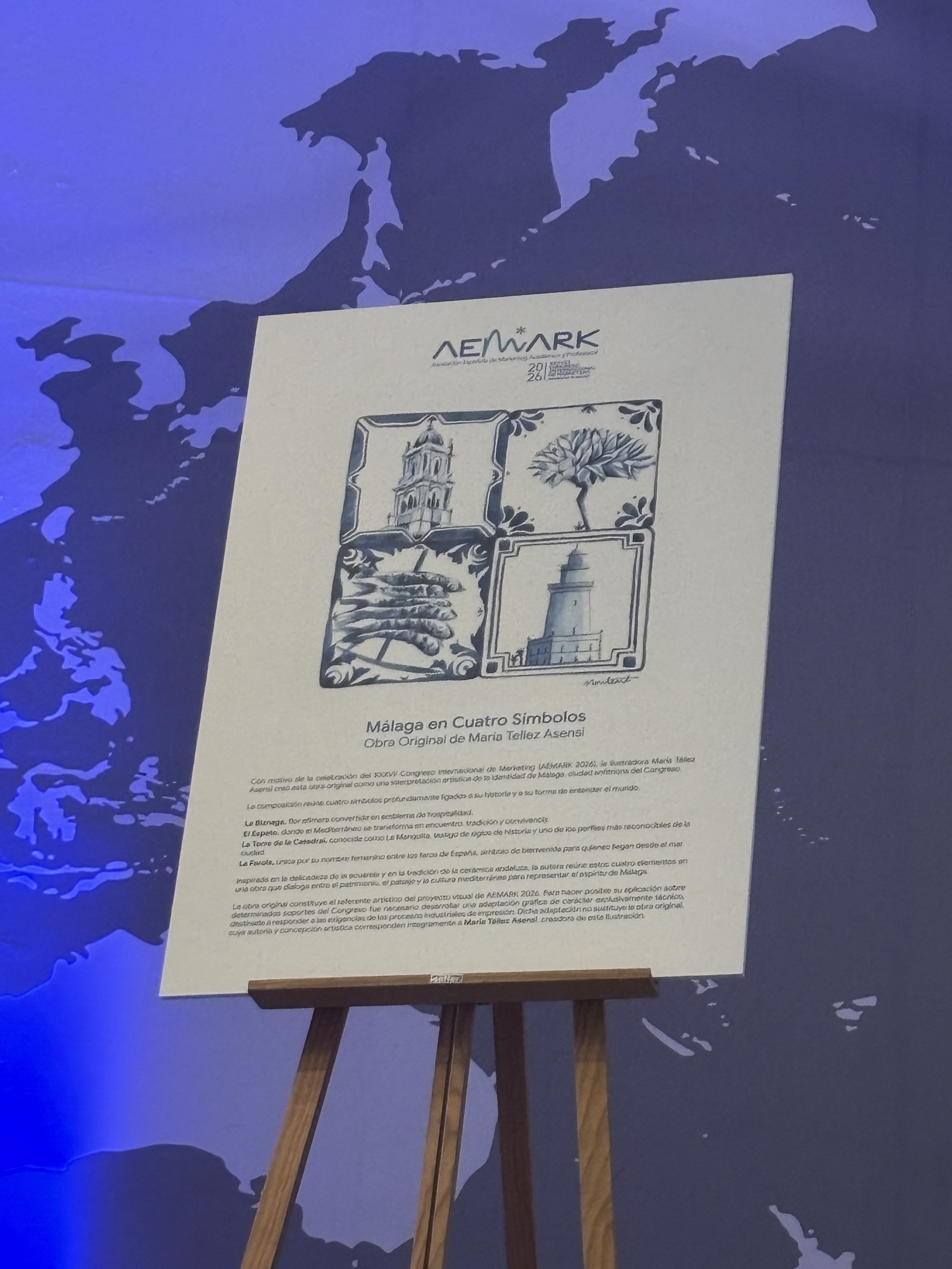 Lámina Málaga en cuatro símbolos, obra original del congreso AEMARK 2026, sobre un caballete