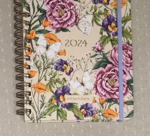 Agenda con portada ilustrada de flores y mariposas