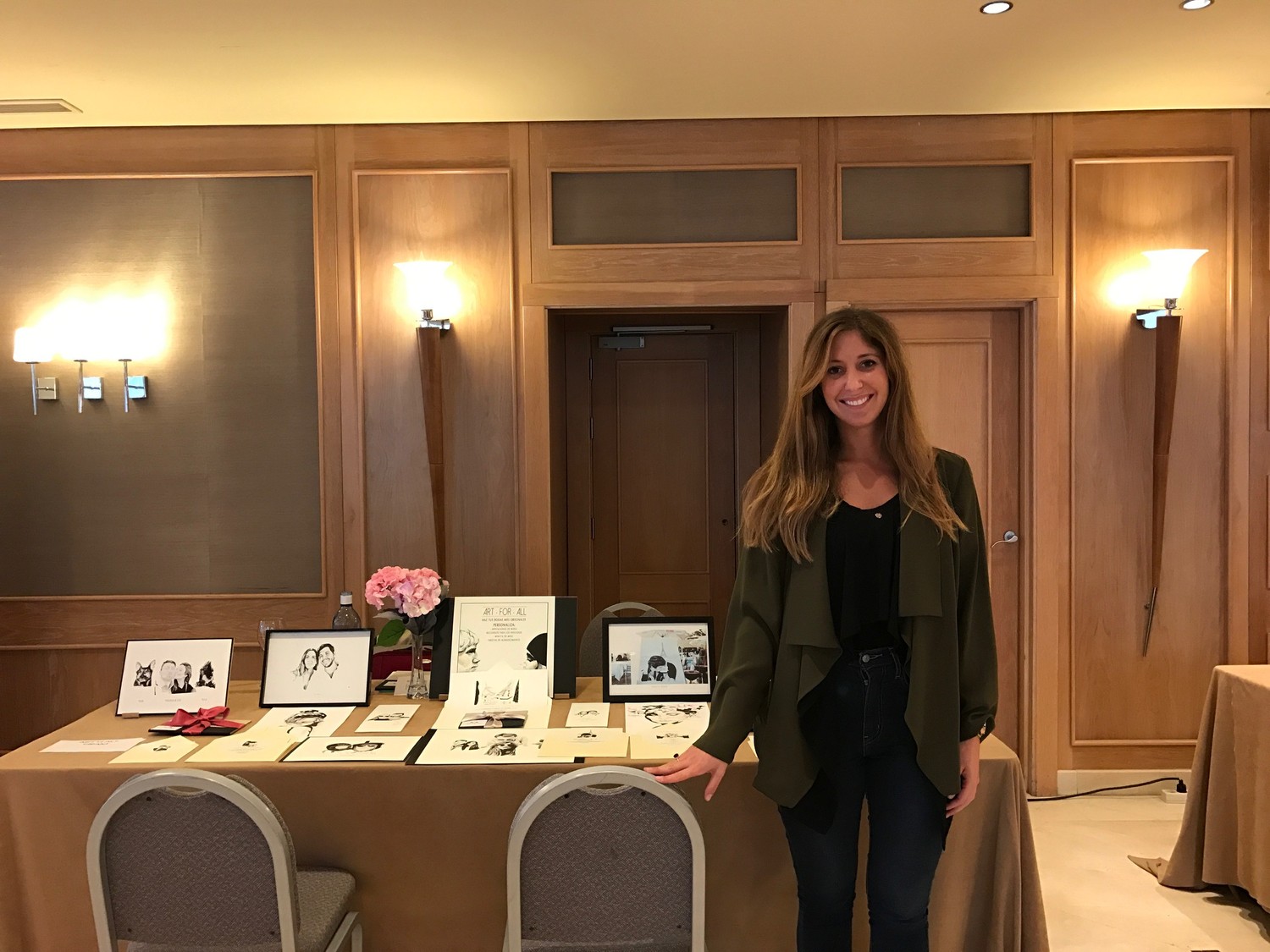 María Téllez junto a su mesa de ilustraciones de la serie Art for All en una jornada de puertas abiertas en Sevilla