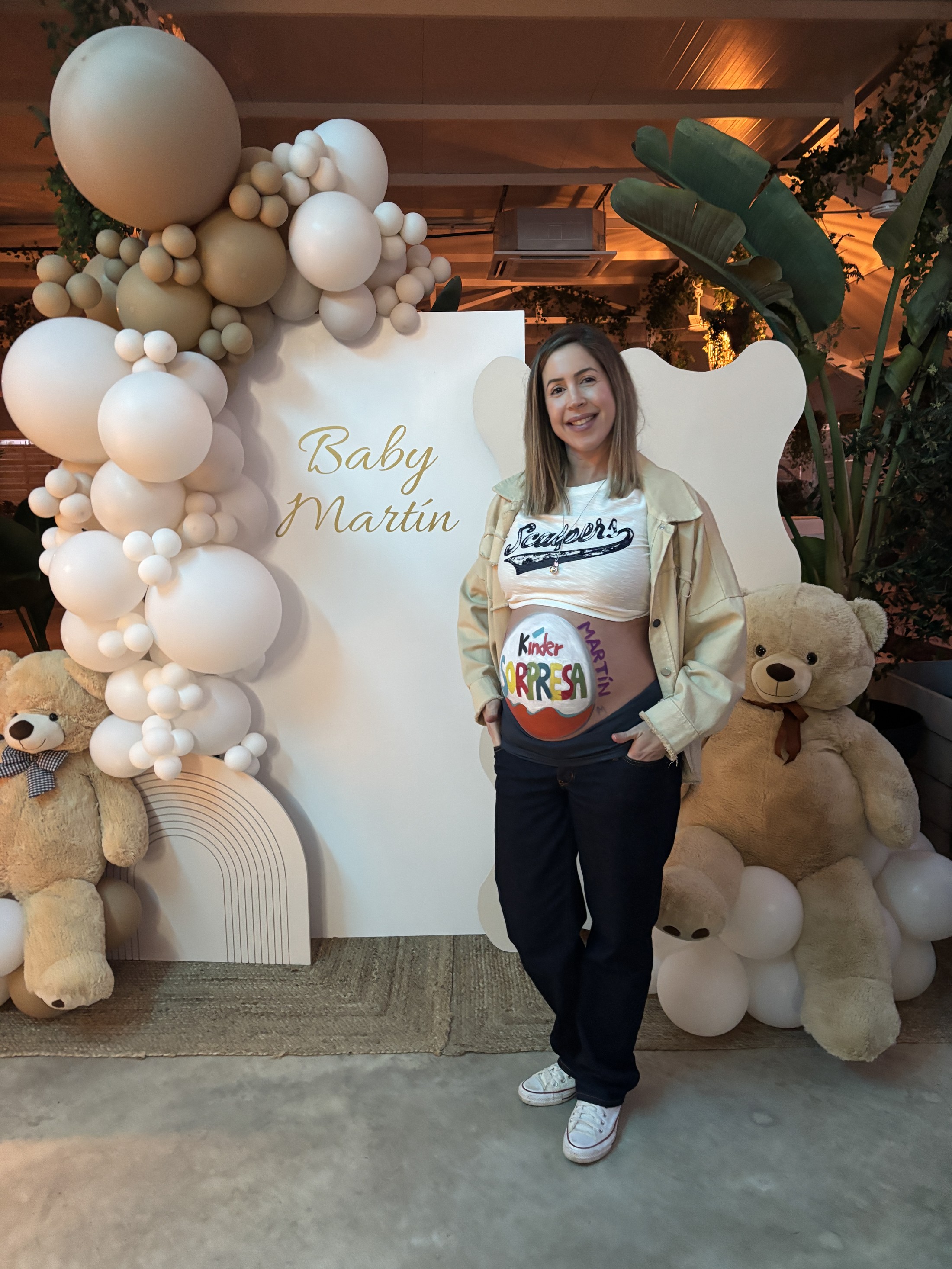 Bellypainting para un baby shower, con la futura mamá junto al photocall