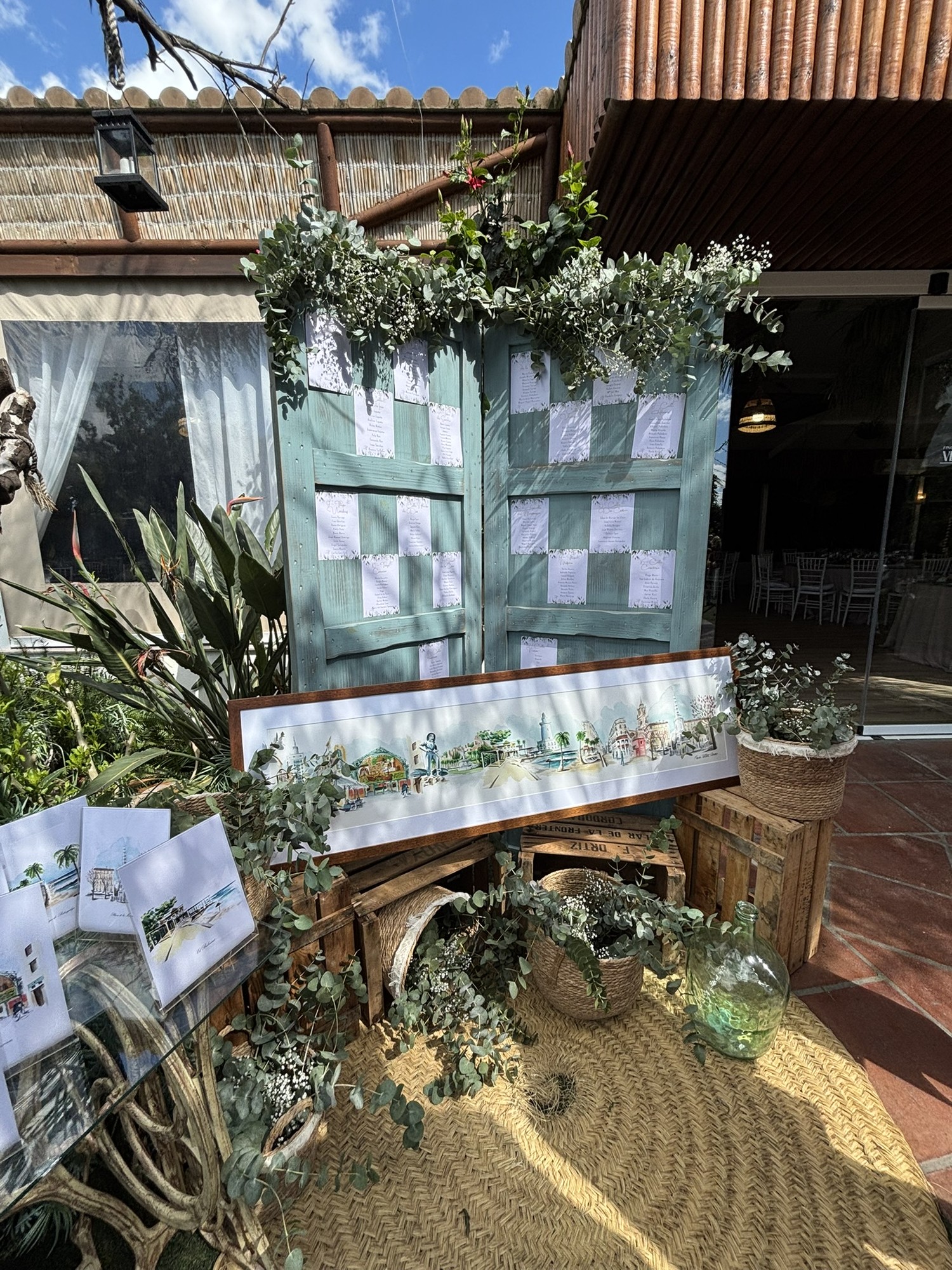 Panel ilustrado con los lugares de la pareja en la decoración de una boda al aire libre