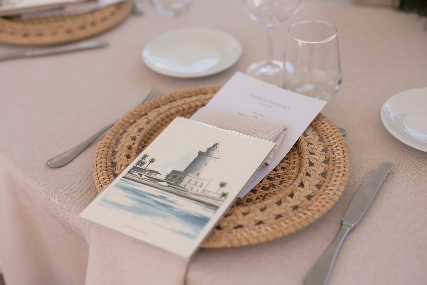 Acuarela de La Farola de Málaga como recuerdo para los invitados, junto al menú de la boda