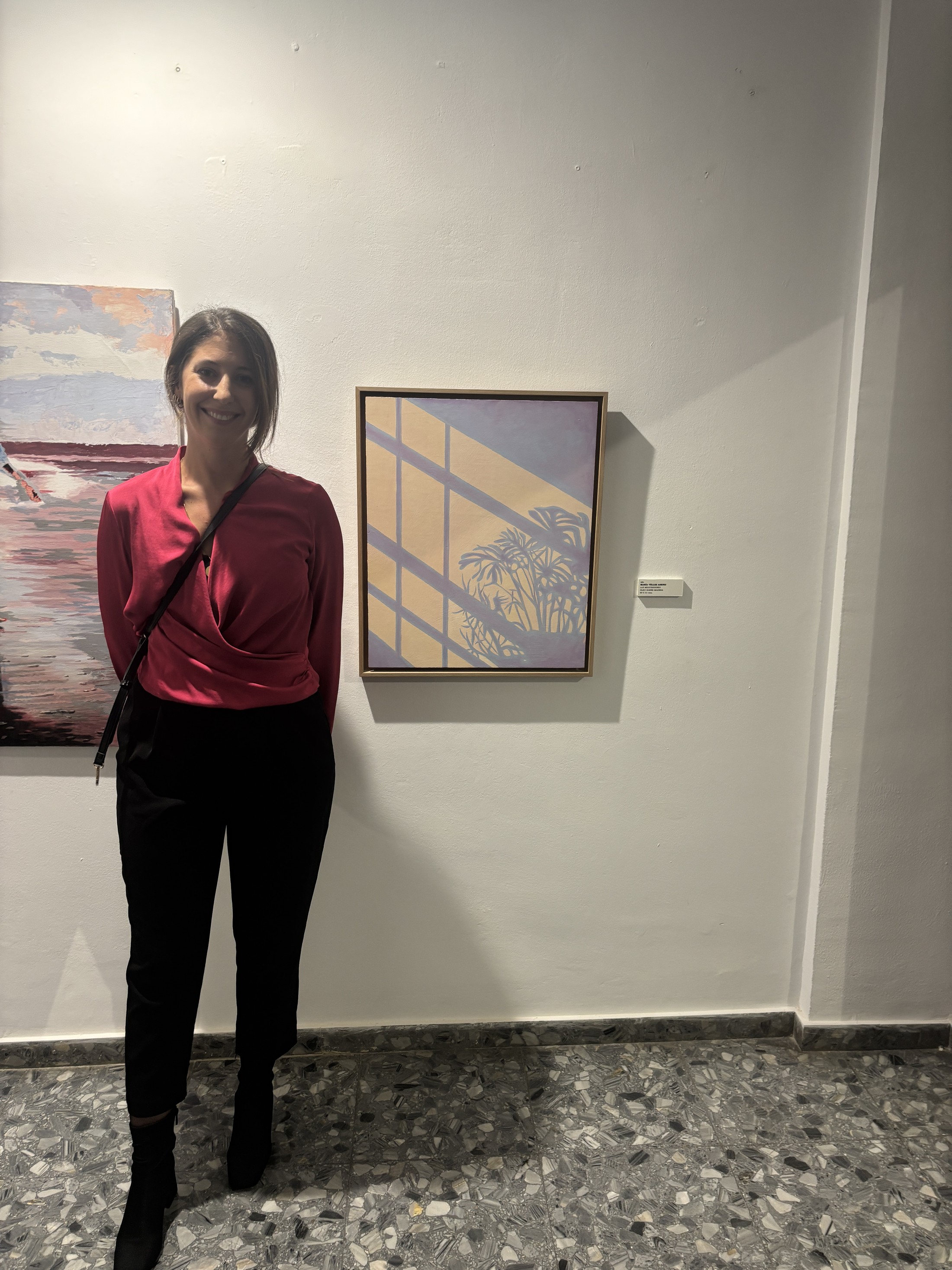 María Téllez junto a su obra Luz mediterráneo en la exposición de finalistas del Certamen de Pintura del Real Club Mediterráneo 2025