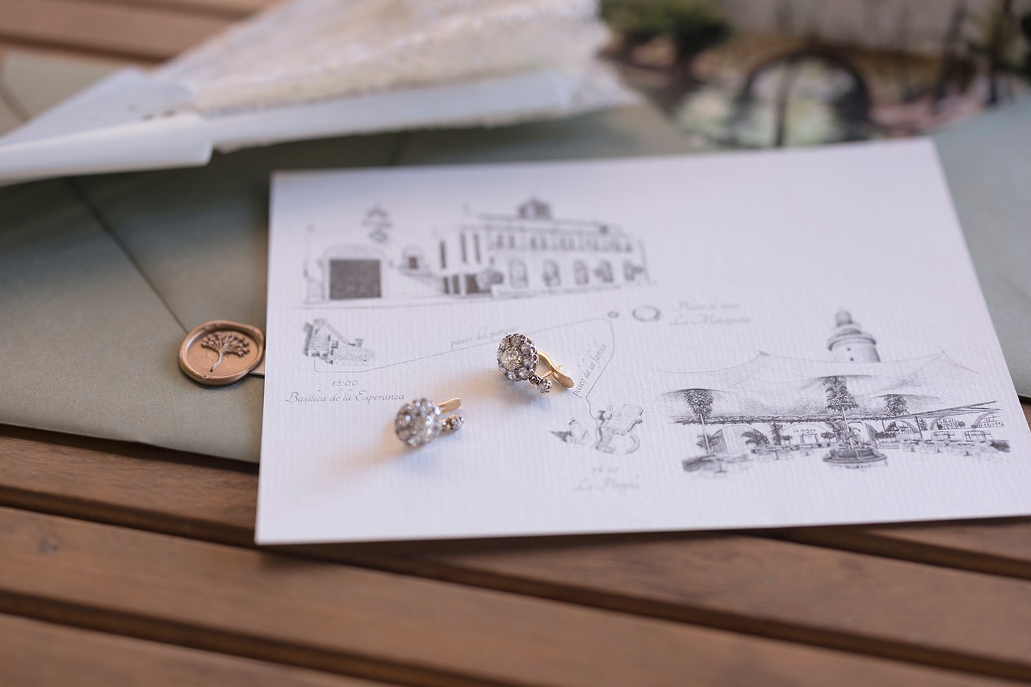Invitación de boda con un mapa ilustrado a lápiz del recorrido entre la iglesia y el banquete en Málaga