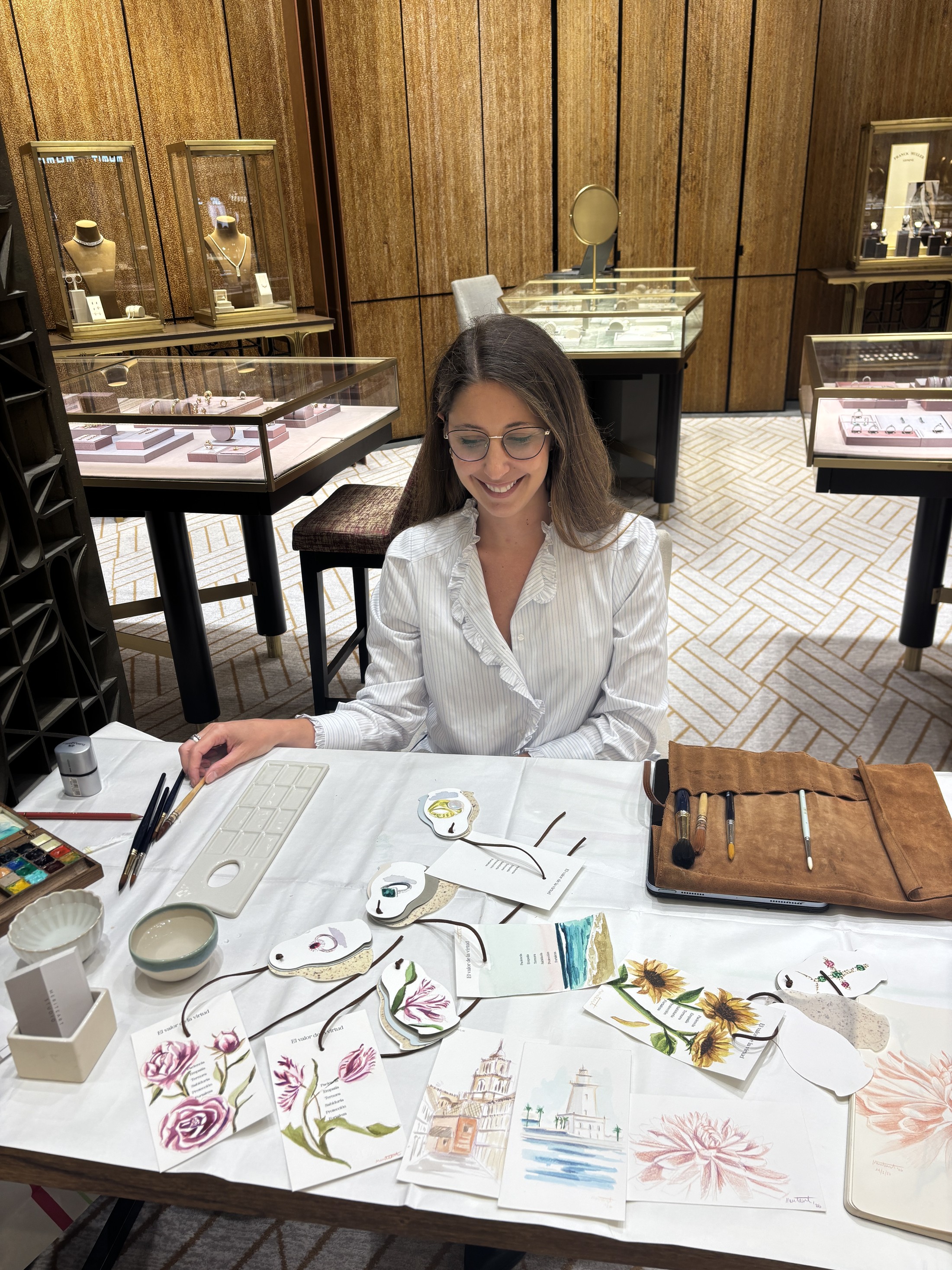 María Téllez pintando en directo acuarelas de joyas en la joyería Suárez