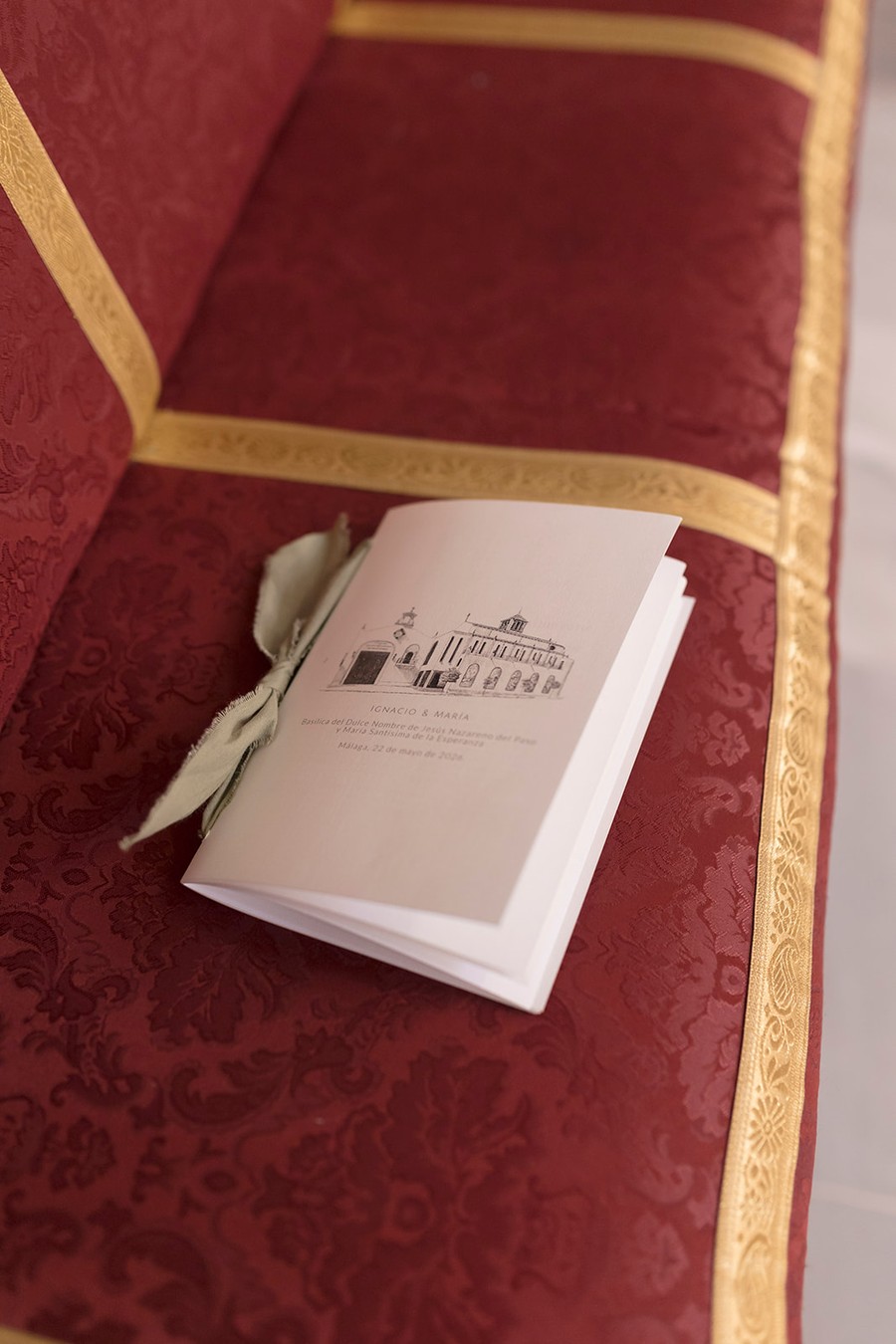 Misal de boda con la fachada de la iglesia dibujada a lápiz, sobre un reclinatorio