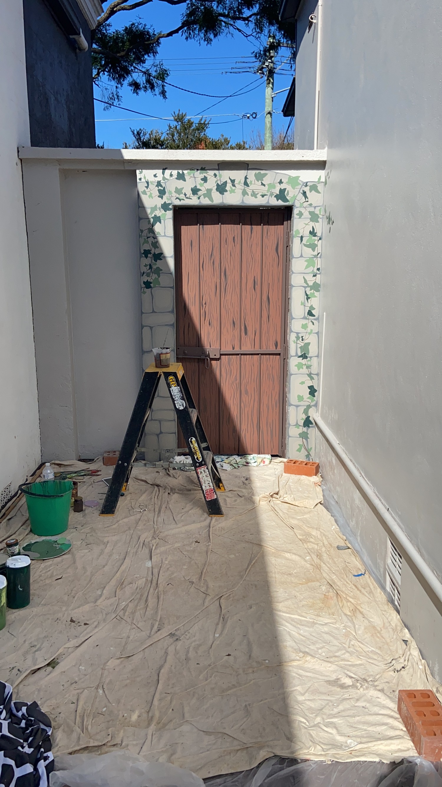 Mural pintado en el techo de un porche exterior