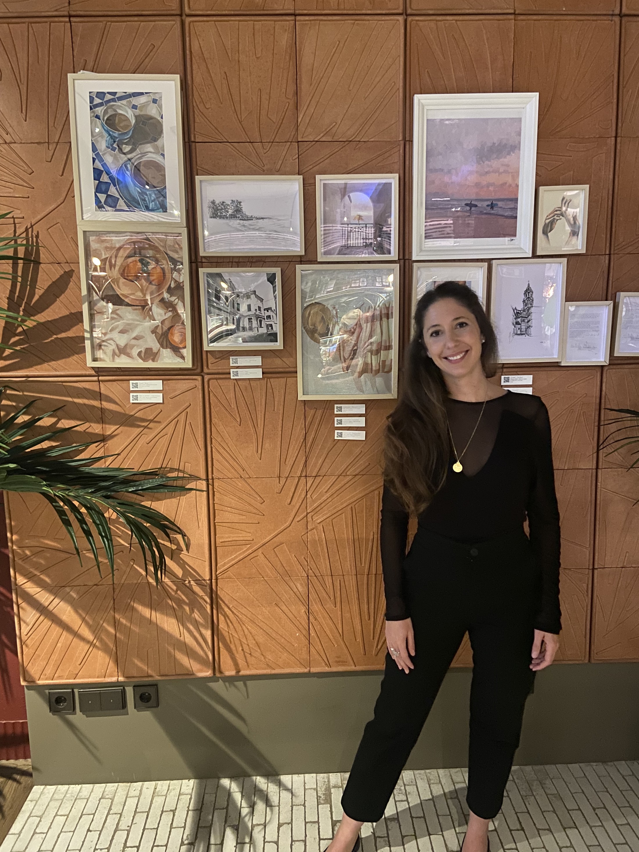 María Téllez junto a su obra expuesta en La Noche en Blanco 2024
