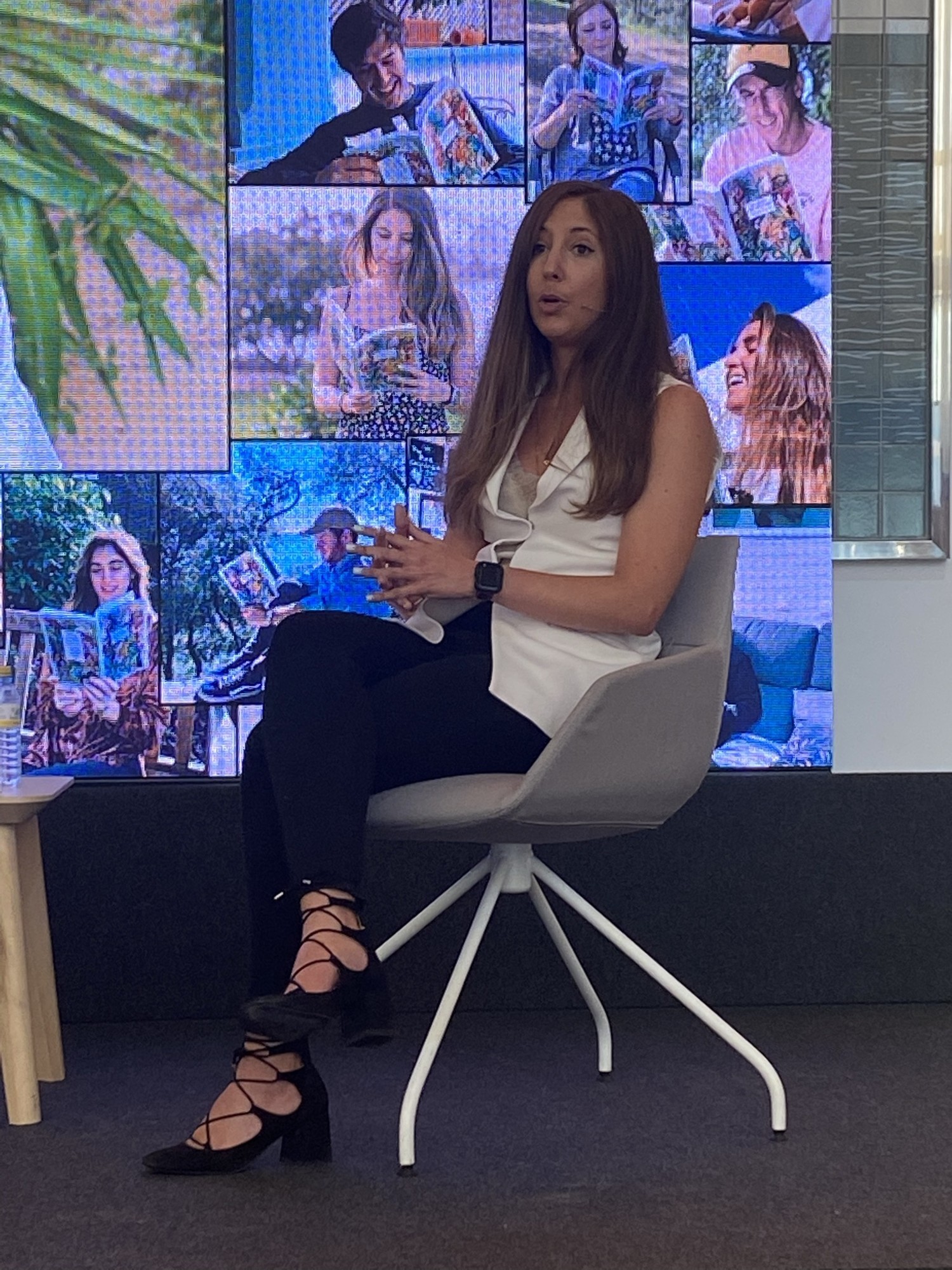 María Téllez durante la entrevista en la presentación de Un nido de cacatúas