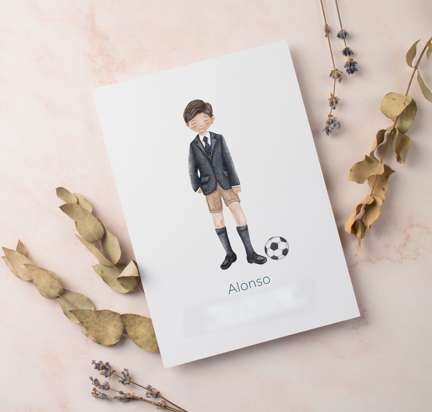 Recordatorio de primera comunión con la ilustración de un niño con traje y balón