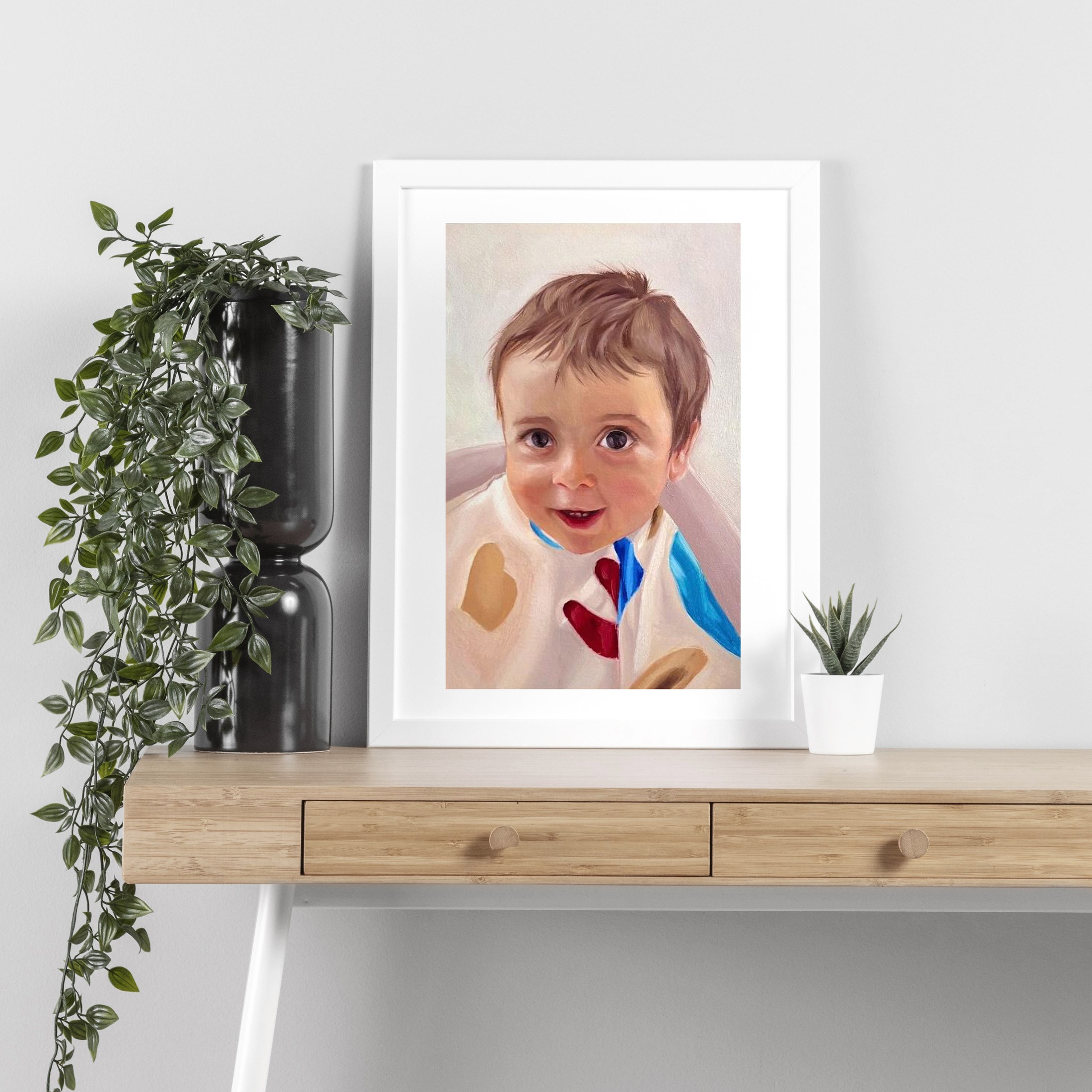 Retrato infantil a color enmarcado, apoyado sobre un mueble