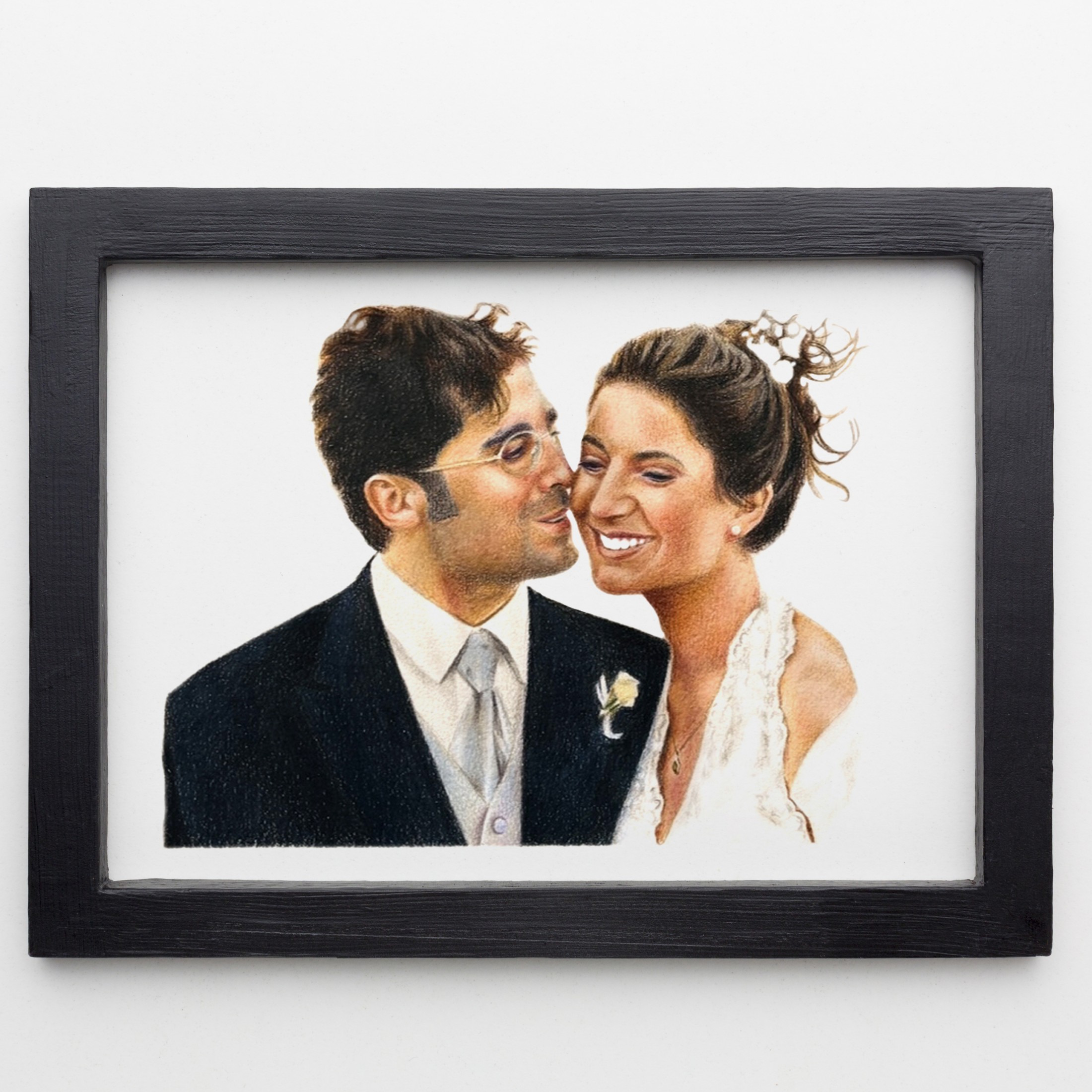 Retrato de una pareja de novios el día de su boda, en marco negro