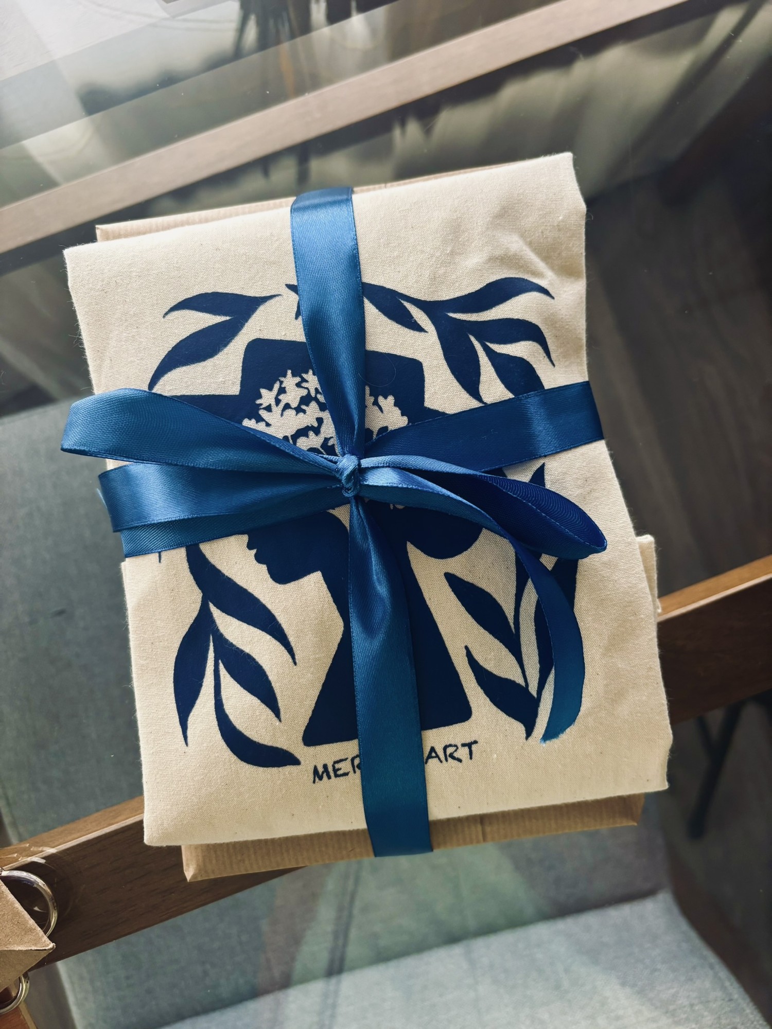 Tote bag de Merite Art con estampado de hojas azules, envuelta para regalo