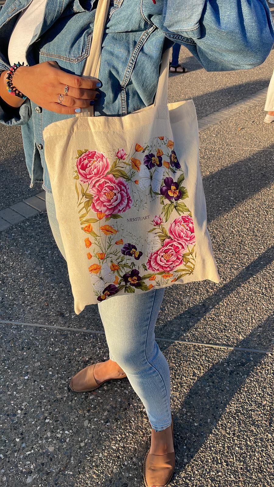 Tote bag personalizada con ilustración floral, llevada al hombro