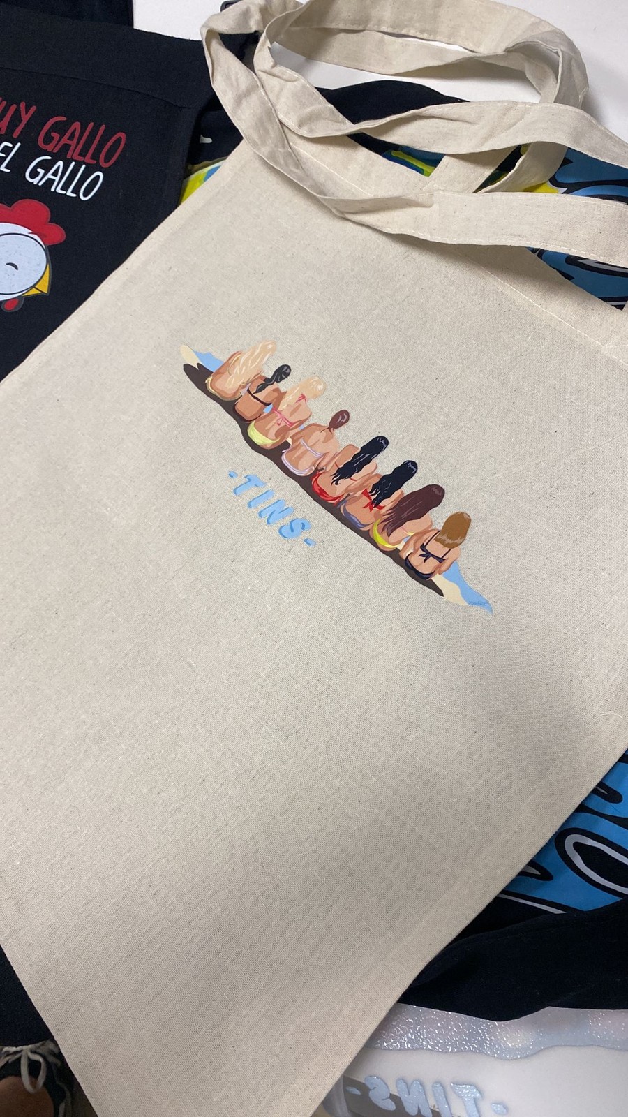 Tote bag con un skyline pintado a mano en colores cálidos